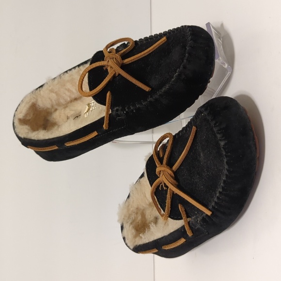 UGG Shoes - UGG Dakota suede sheepskin moccasin slippers woman's size 6